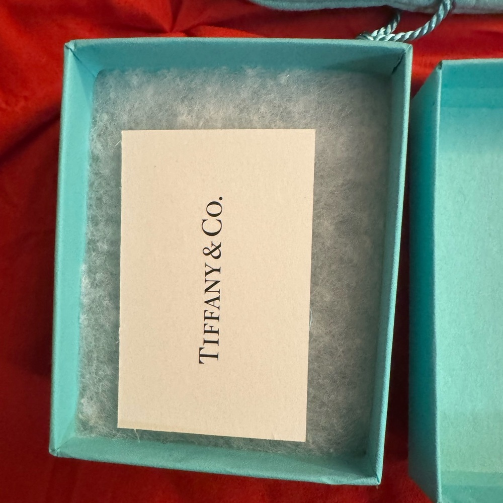 Tiffany & co. 1 Box , 1 dust bag , 1 white ribbon, 1 Tiffany & co card.